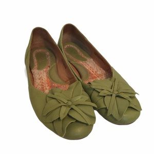 Born flower top leather ballet flats green size 8